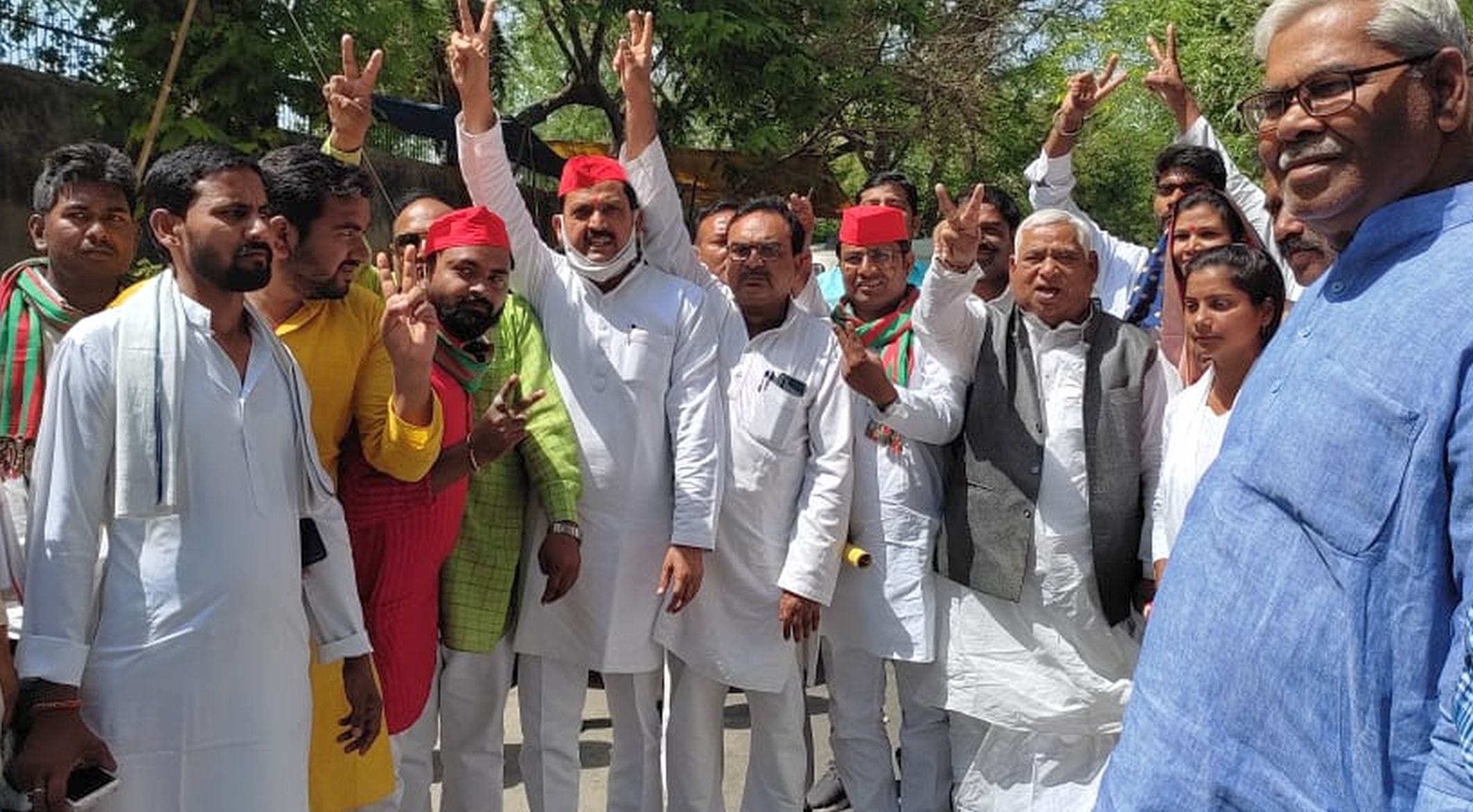 अयोध्या-पूर्व मंत्री अवधेश प्रसाद के साथ मौजूद जिलापंचायत सदस्य के प्रत्याशी व अन्य। अयोध्या-पूर्व मंत्री अवधेश प्रसाद के साथ मौजूद जिलापंचायत सदस्य के प्रत्याशी व अन्य।
