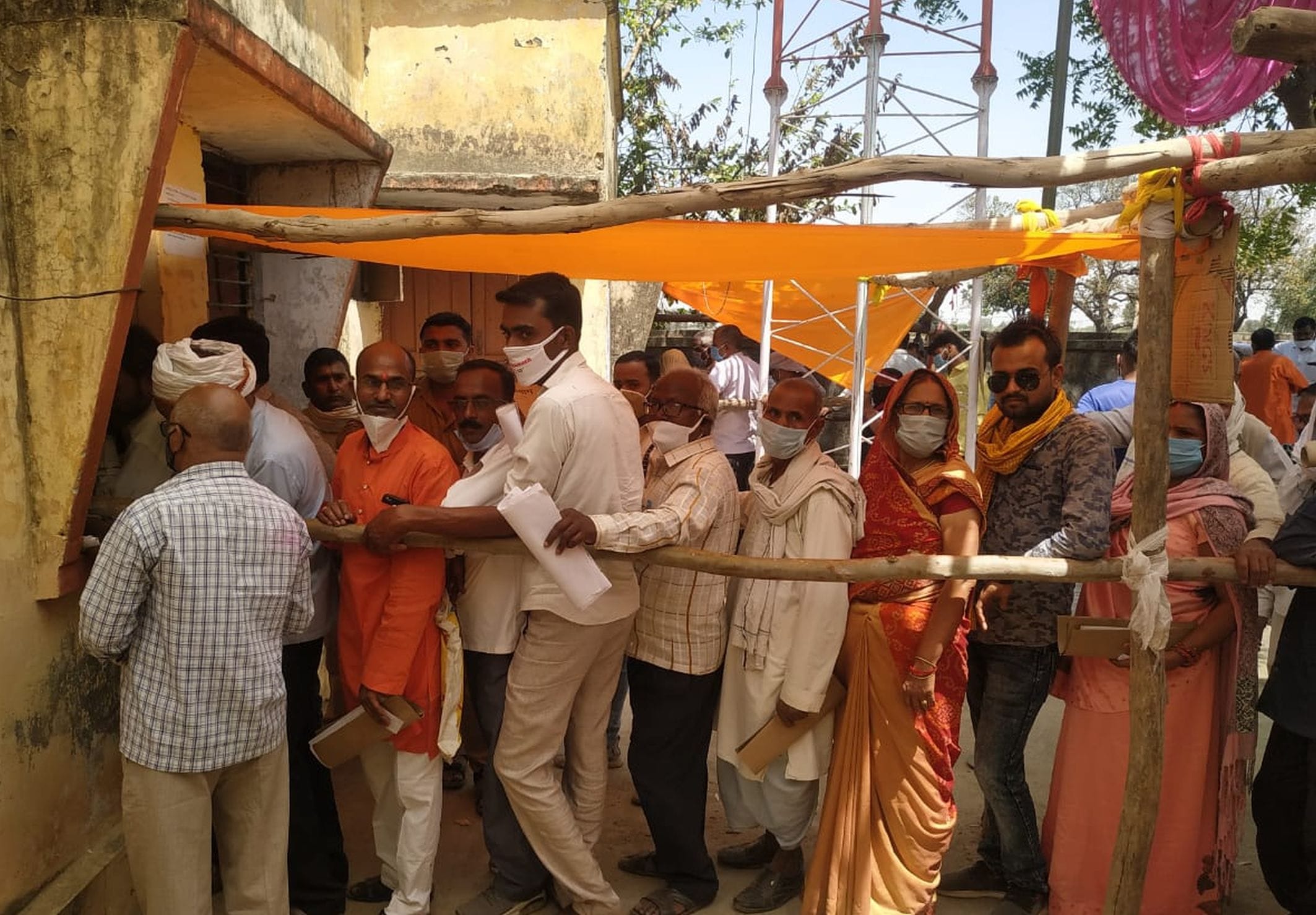 अयोध्या-मयाबाजार में ब्लाक में नामांकन के लिए लगी प्रत्याशियों की कतार। अयोध्या-मयाबाजार में ब्लाक में नामांकन के लिए लगी प्रत्याशियों की कतार।