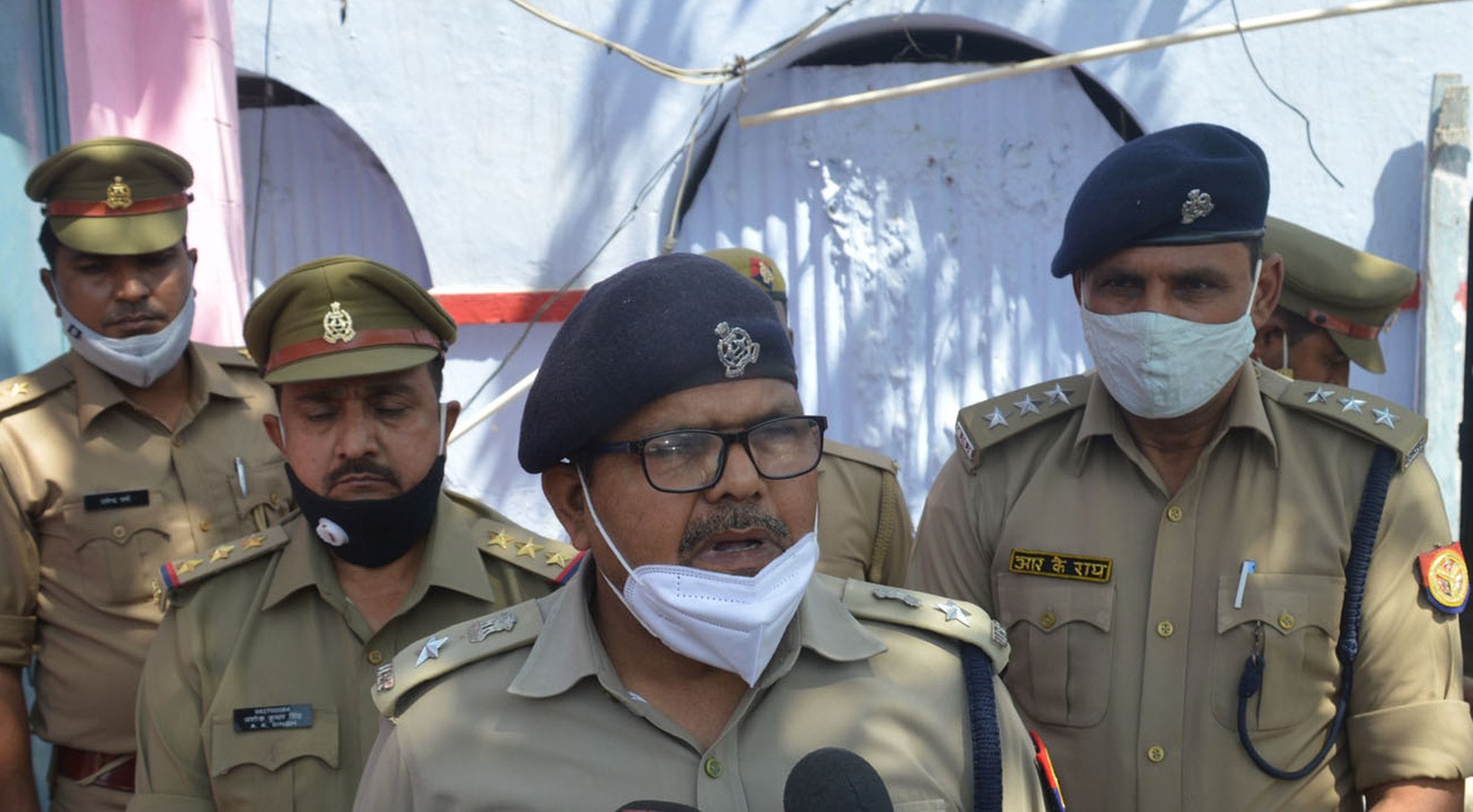 अयोध्या-महंत की हत्या के बाद मौके पर जांच करने पहुंचे एसपी विजय पाल सिंह