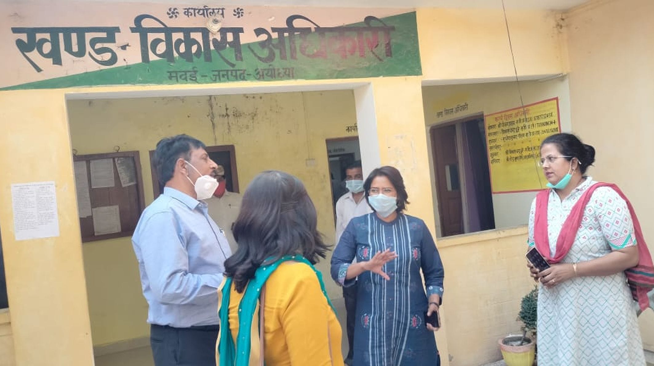 अयोध्या-मवई ब्लाक का निरीक्षण करतीं सीडीओ अनीता यादव। अयोध्या-मवई ब्लाक का निरीक्षण करतीं सीडीओ अनीता यादव।