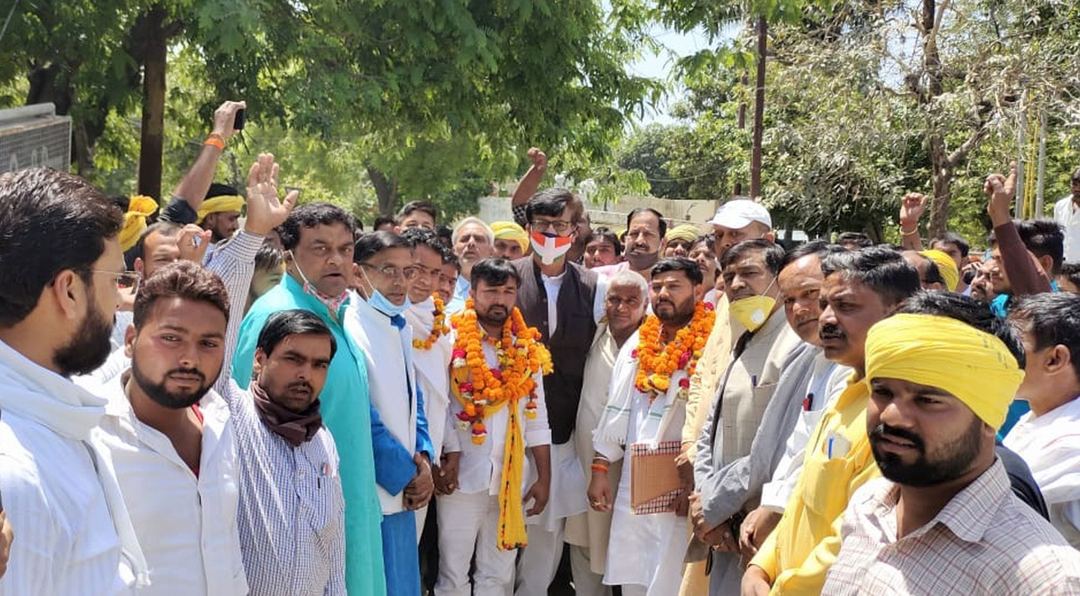 अयोध्या-कांग्रेस के पूर्व सांसद निर्मल खत्री के साथ मौजूद प्रत्याशी व अन्य। अयोध्या-कांग्रेस के पूर्व सांसद निर्मल खत्री के साथ मौजूद प्रत्याशी व अन्य।