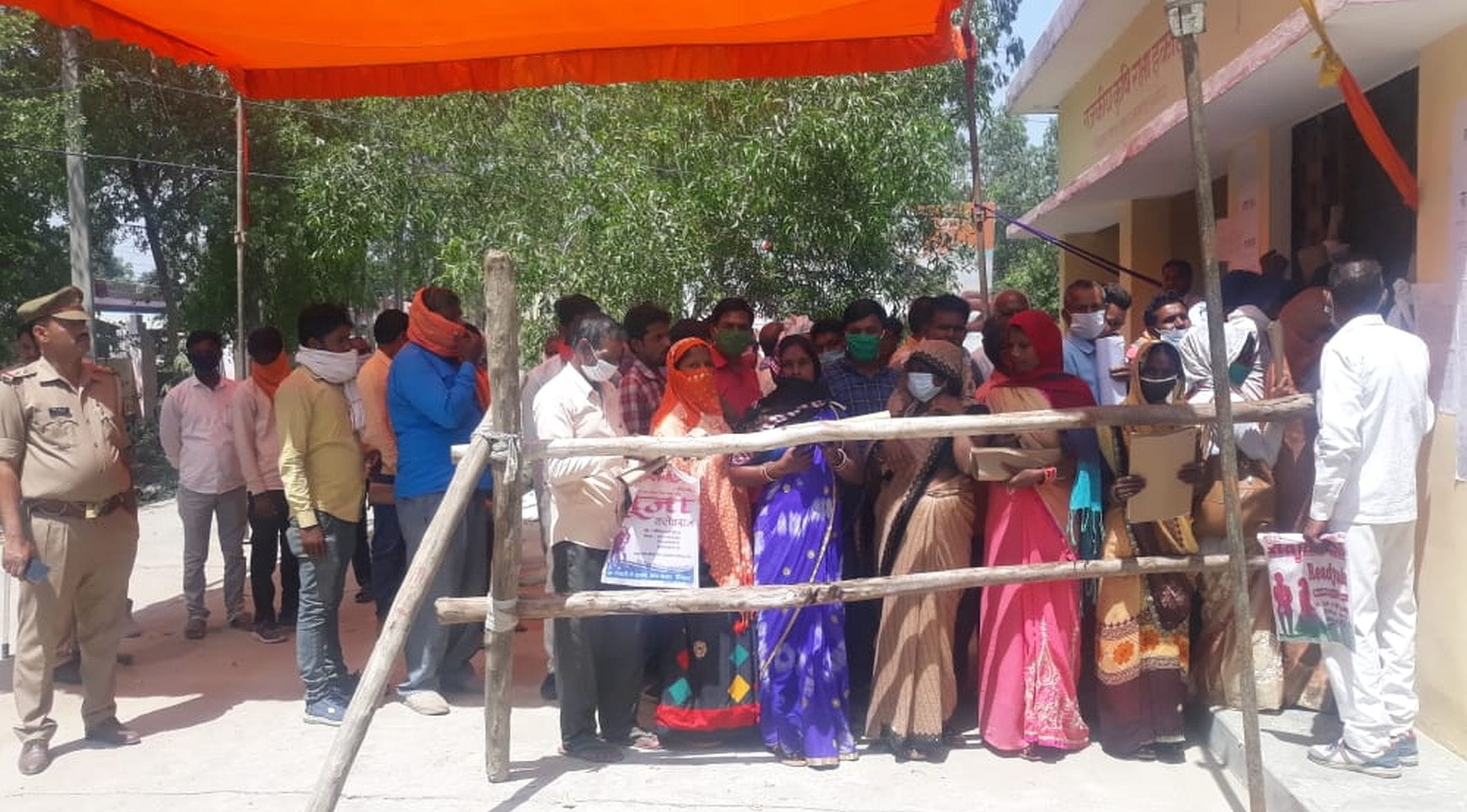 अयोध्या-तारुन में नामांकन के लिए लगी प्रत्याशियों व अन्य की कतार। अयोध्या-तारुन में नामांकन के लिए लगी प्रत्याशियों व अन्य की कतार।
