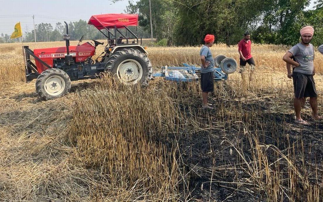 ाशीपुर में गेहूं के खेत में आग लगने के बाद मौके पर जमा ग्रामीणों की भीड़। ाशीपुर में गेहूं के खेत में आग लगने के बाद मौके पर जमा ग्रामीणों की भीड़।