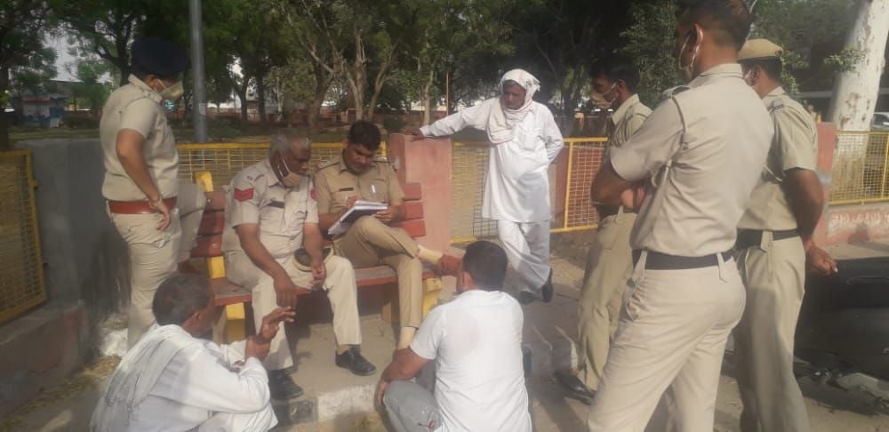 नागरिक अस्पताल में बयान दर्ज करती पुलिस। संवाद नागरिक अस्पताल में बयान दर्ज करती पुलिस। संवाद