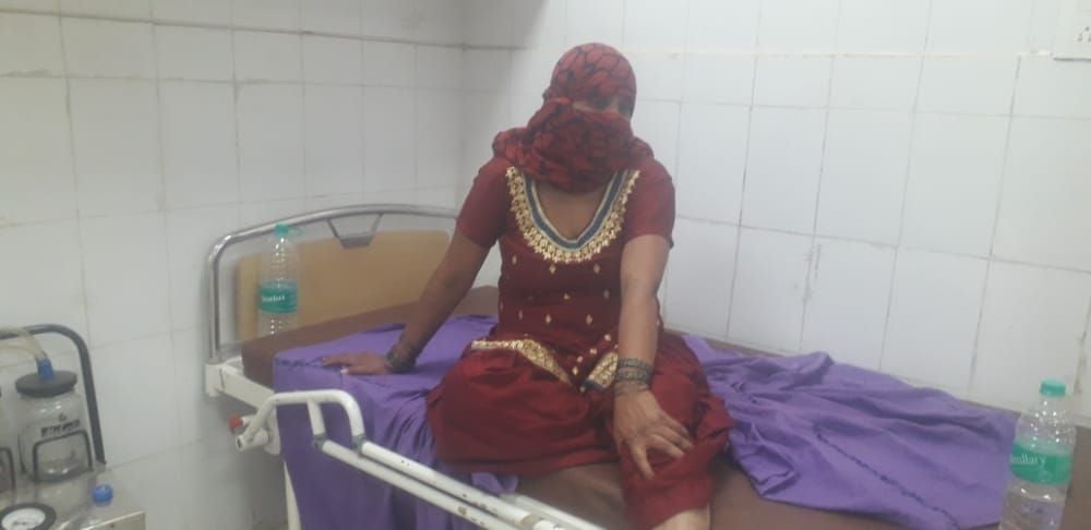 नागरिक अस्पताल में दाखिल करवाई गई घायल महिला। संवाद नागरिक अस्पताल में दाखिल करवाई गई घायल महिला। संवाद