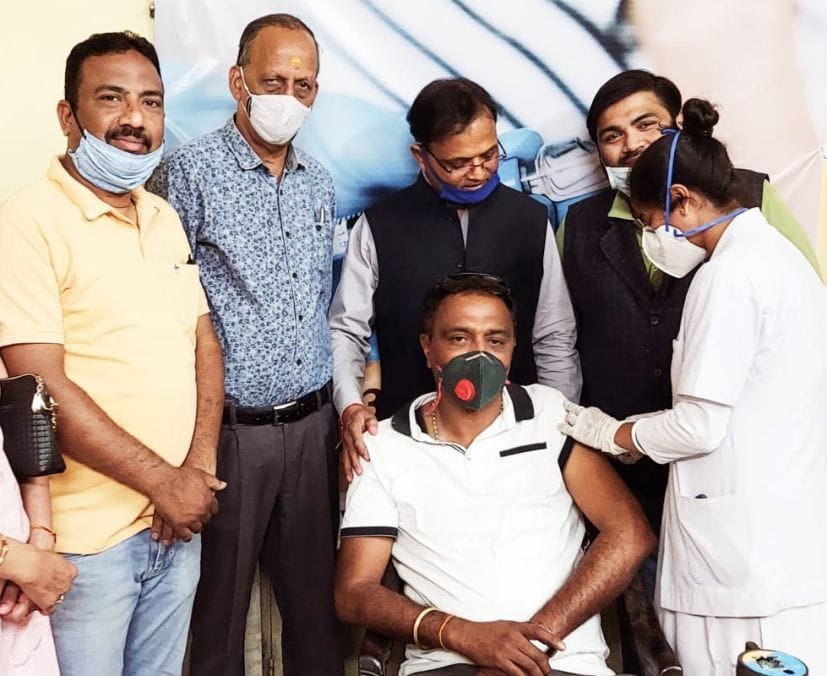 रुद्रपुर के अग्रवाल धर्मशाला में टीका लगवाते व्यापारी नेता राजेश बंसल। रुद्रपुर के अग्रवाल धर्मशाला में टीका लगवाते व्यापारी नेता राजेश बंसल।