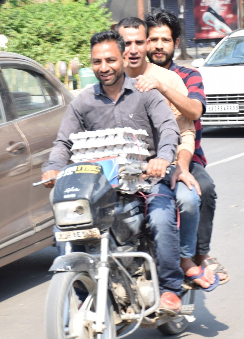 रुद्रपुर बाजार में बगैर मास्क व बिना हेलमेट के गुजरते बाइक सवार युवक। रुद्रपुर बाजार में बगैर मास्क व बिना हेलमेट के गुजरते बाइक सवार युवक।