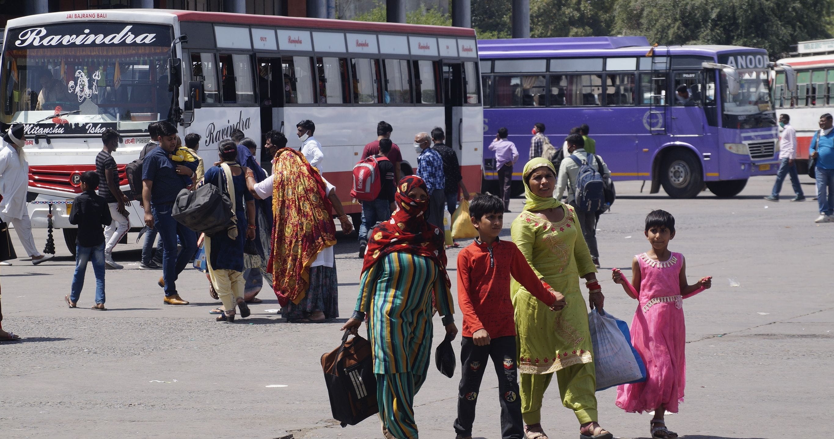 बस स्टैंड पर खड़ी प्राइवेट बसें और अपने गंतव्य की ओर जाते यात्री। बस स्टैंड पर खड़ी प्राइवेट बसें और अपने गंतव्य की ओर जाते यात्री।