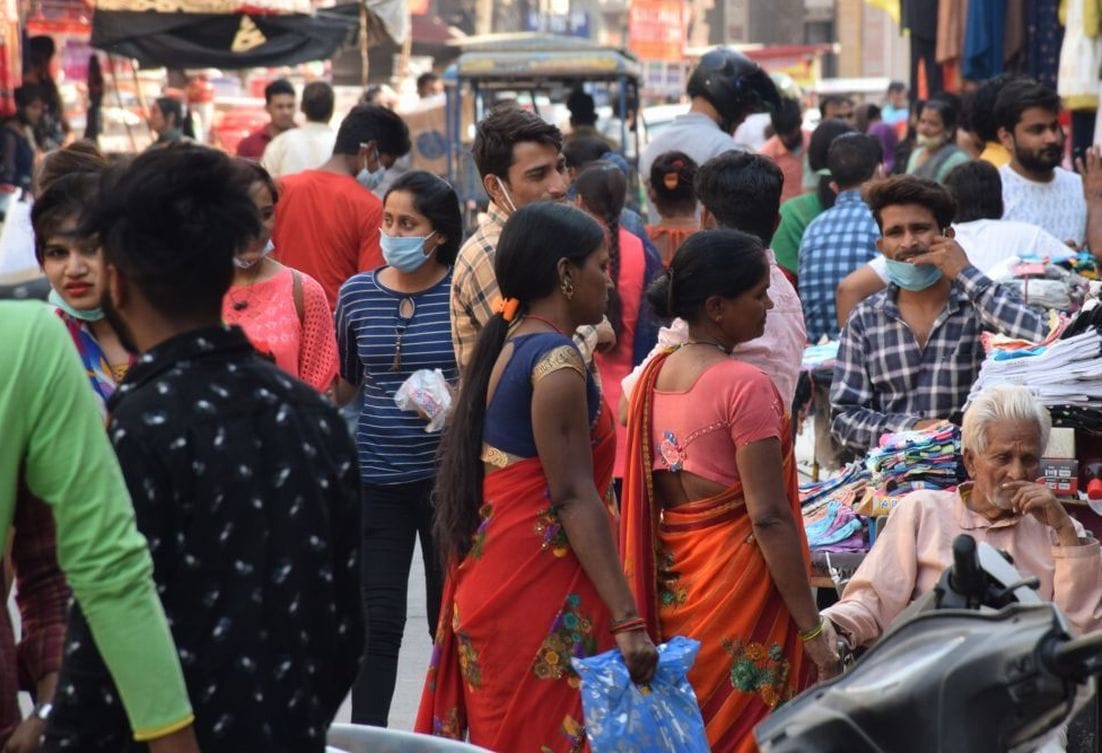 रुद्रपुर बाजार में रविवार को सामाजिक दूरी के नियमों की धज्जियां उड़ाते लोग। रुद्रपुर बाजार में रविवार को सामाजिक दूरी के नियमों की धज्जियां उड़ाते लोग।