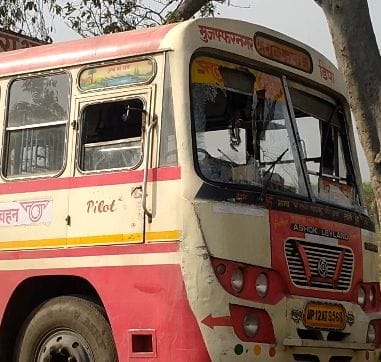 सिखेड़ा में हादसे में युवक की मौत होने से गुस्साए ग्रामीणों ने बस में की तोड़फोड़ सिखेड़ा में हादसे में युवक की मौत होने से गुस्साए ग्रामीणों ने बस में की तोड़फोड़