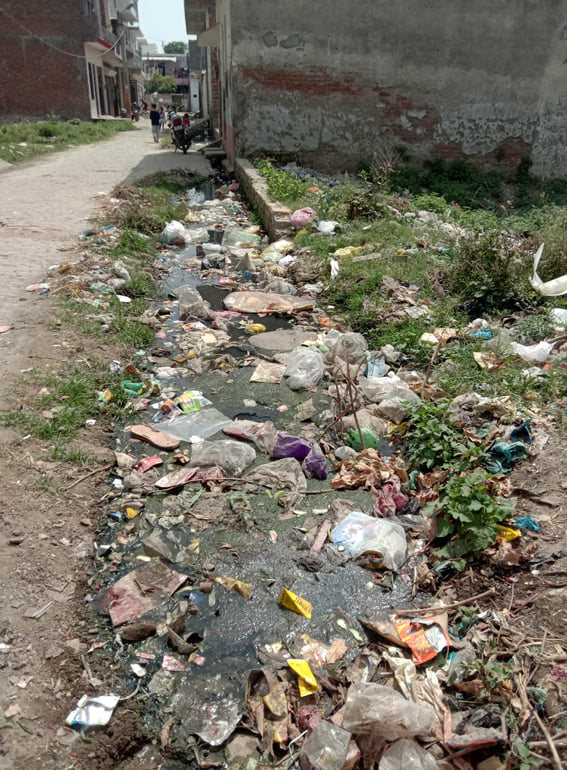 सफाई व्यवस्था की पोल खोलती नाली में पड़ा कचरा। सफाई व्यवस्था की पोल खोलती नाली में पड़ा कचरा।