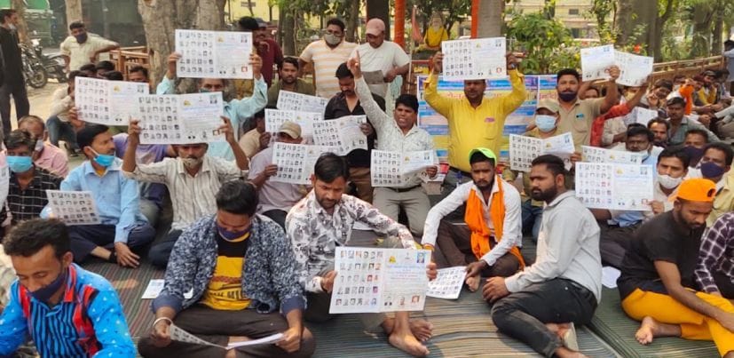 रुद्रपुर नगर निगम परिसर में धरना देते पर्यावरण मित्र। रुद्रपुर नगर निगम परिसर में धरना देते पर्यावरण मित्र।