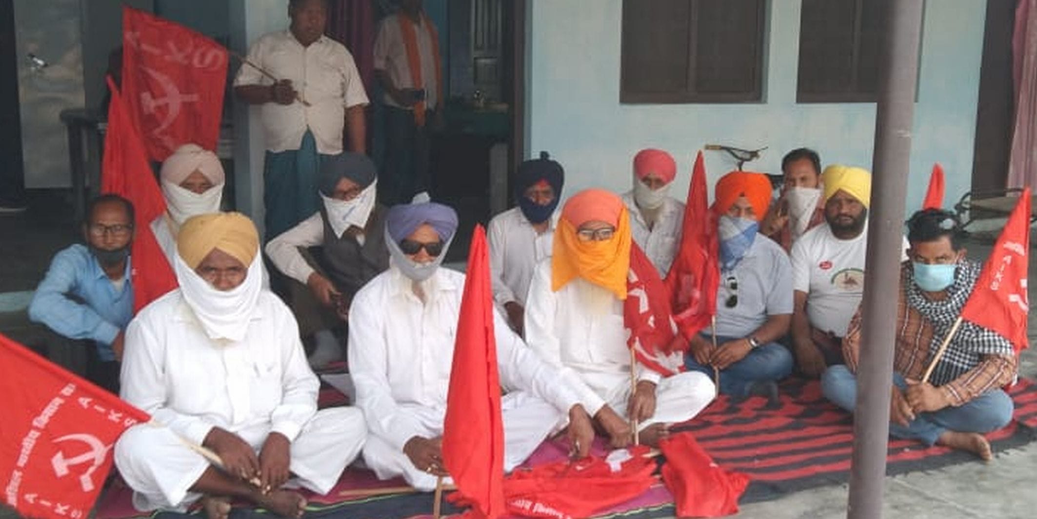 नानकमत्ता मंडी में धरना प्रदर्शन करते किसान। नानकमत्ता मंडी में धरना प्रदर्शन करते किसान।