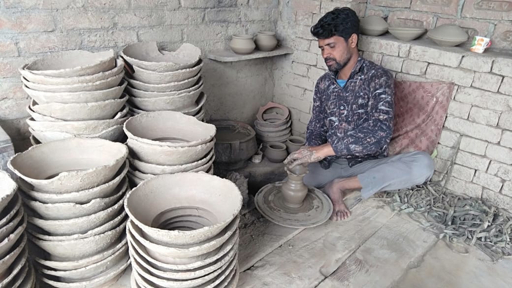 गढीपुख्ता में मिटटे के बर्तन बनाता युवक