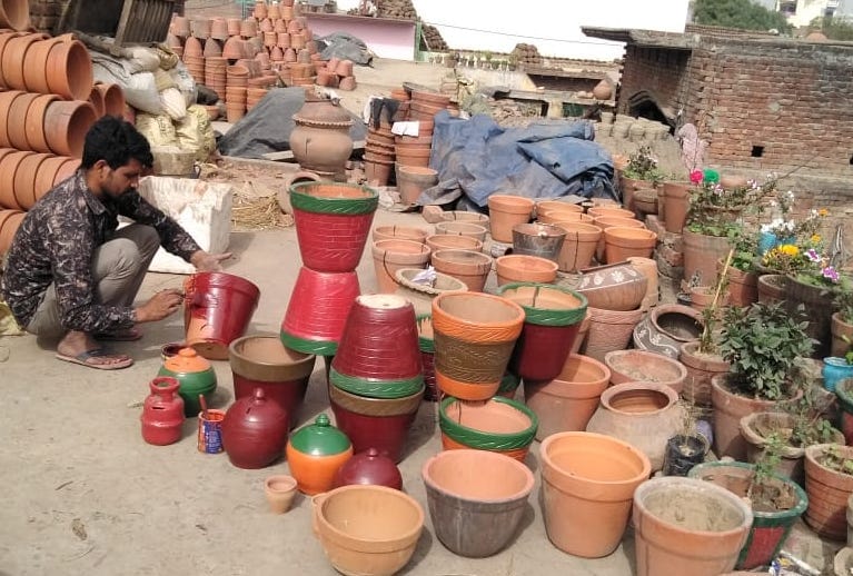गढीपुख्ता में मिटटे के बर्तन बनाता युवक