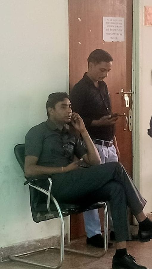 बिना मास्क लगाए बैठा कर्मचारी। बिना मास्क लगाए बैठा कर्मचारी।