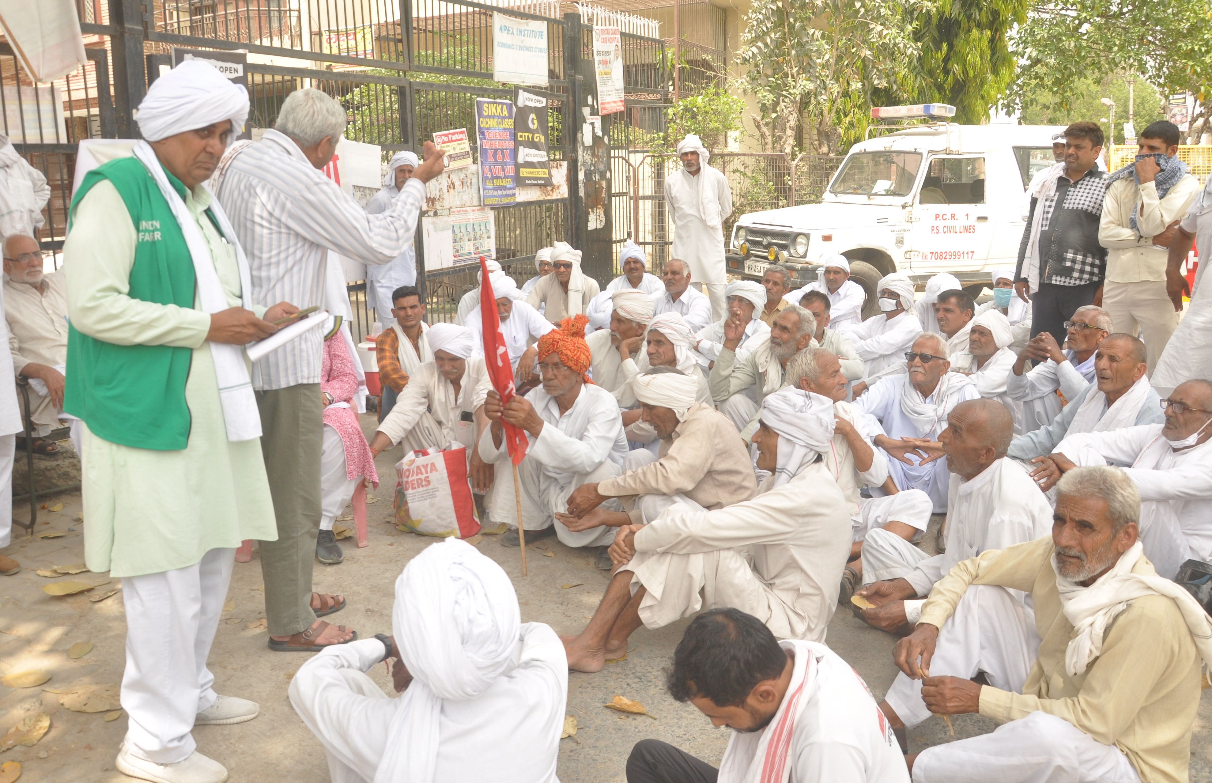 Farmers Encircle The Fci Office - किसानों ने एफसीआई दफ्तर का किया घेराव - Rohtak News