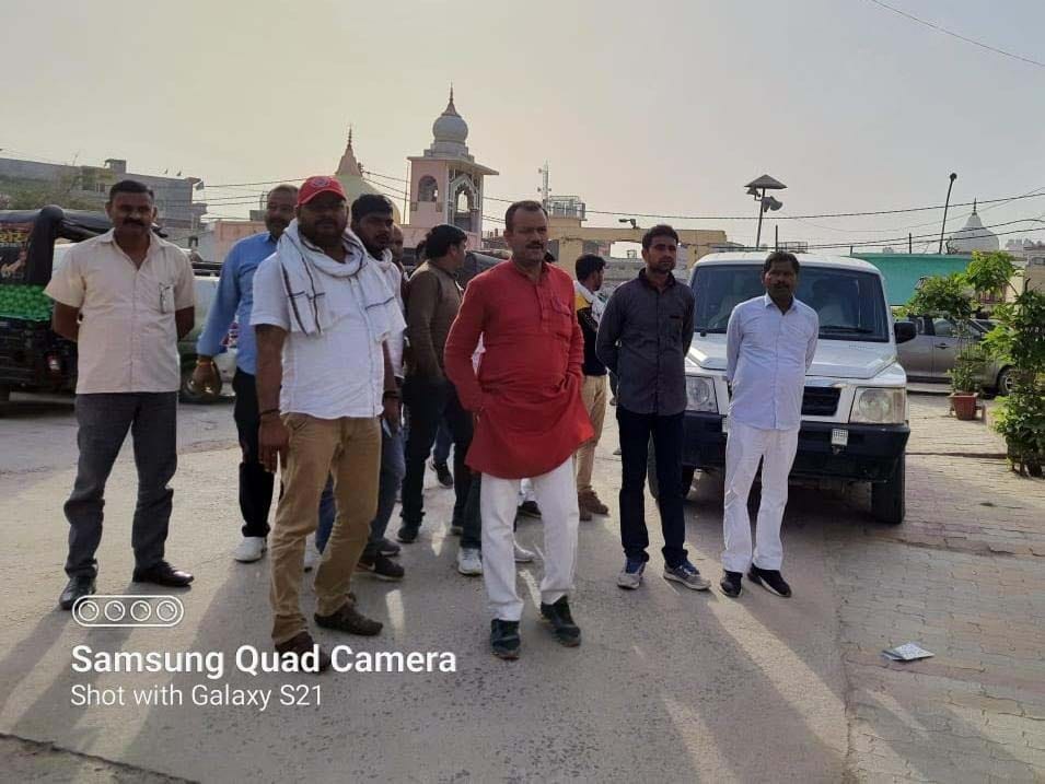 थाने में मौजूद सपा जिलाध्यक्ष राजवीर सिंह यादव एवं अन्य थाने में मौजूद सपा जिलाध्यक्ष राजवीर सिंह यादव एवं अन्य