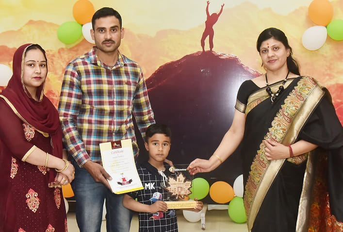 मेपल्स एकेडमी में सर्वोत्तम प्रदर्शन करने वाले छात्रों को सम्मानित करती प्रधानाचार्य डा. चित्र? मेपल्स एकेडमी में सर्वोत्तम प्रदर्शन करने वाले छात्रों को सम्मानित करती प्रधानाचार्य डा. चित्र?