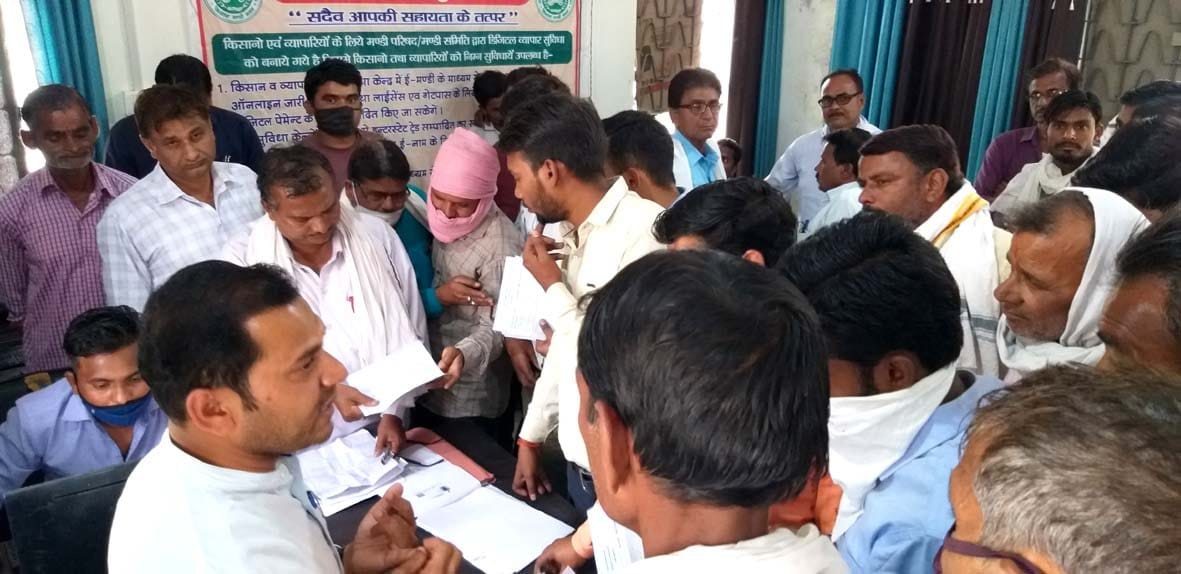 -किसानों को समझाते तहसीलदारराजेश विश्वकर्मा -किसानों को समझाते तहसीलदारराजेश विश्वकर्मा