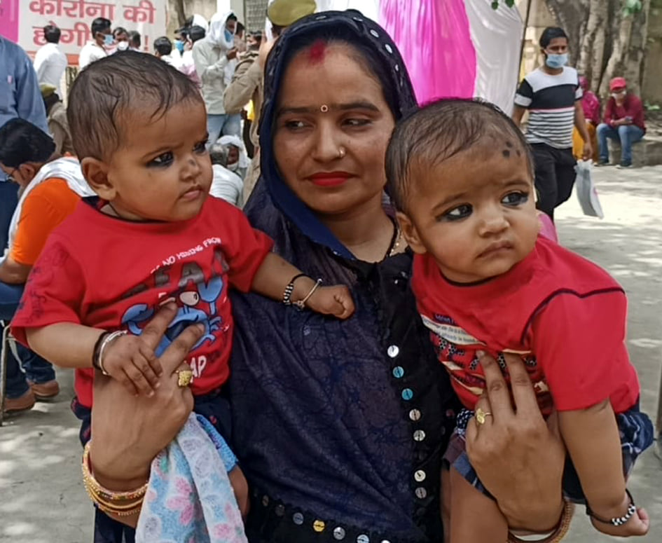 जुड़वा बच्चों को लेकर नामांकन करने पहुंची नंदनी दीक्षित। संवाद जुड़वा बच्चों को लेकर नामांकन करने पहुंची नंदनी दीक्षित। संवाद