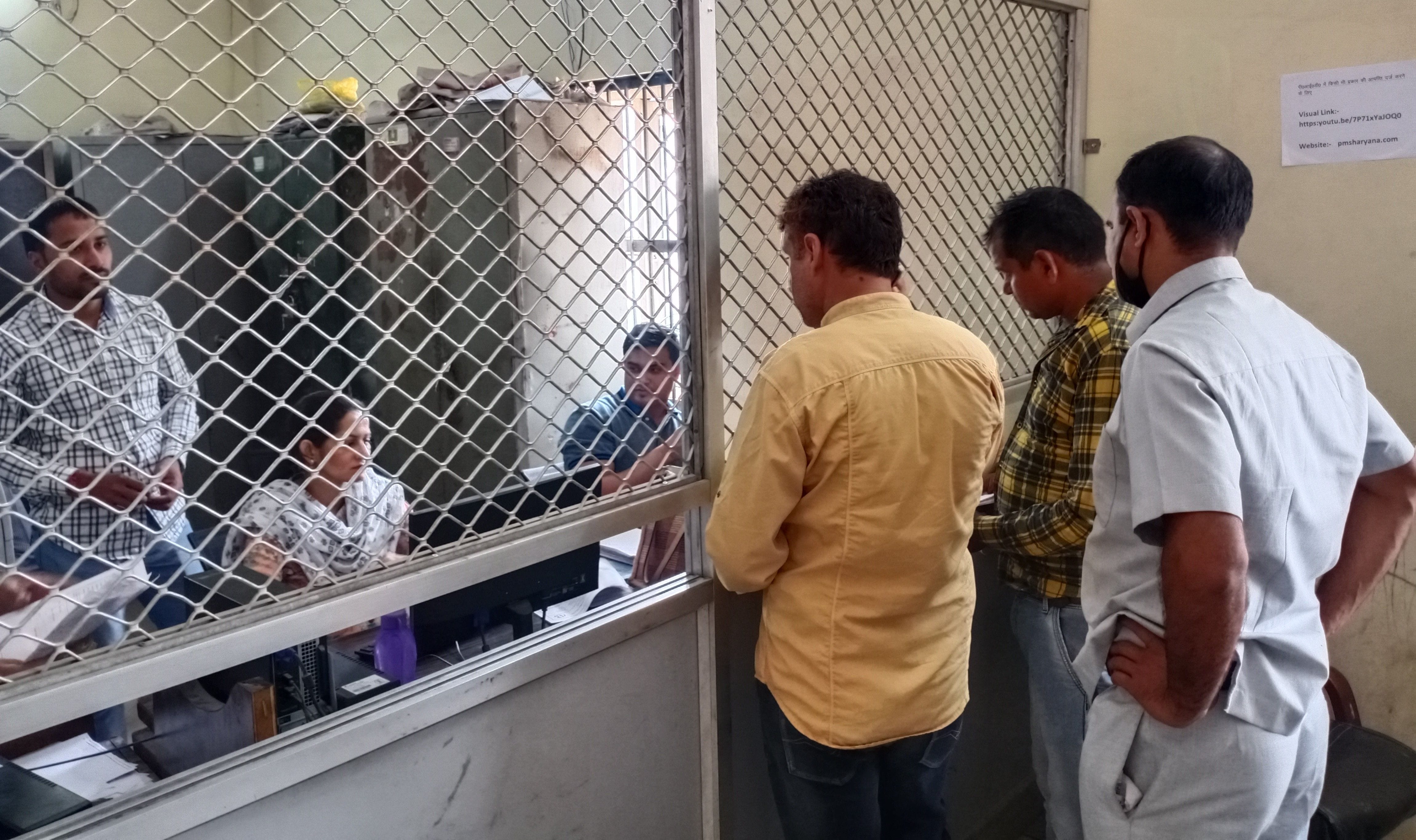 नगर परिषद कार्यालय में पीआइडी बनवाने पहुंचे लोग। संवाद नगर परिषद कार्यालय में पीआइडी बनवाने पहुंचे लोग। संवाद