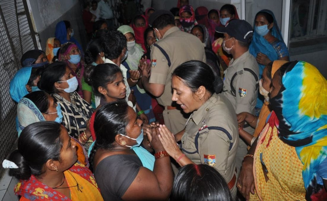 रुद्रपुर के जिला अस्पताल में आक्रोशित महिलाओं को समझाते पुलिसकर्मी। रुद्रपुर के जिला अस्पताल में आक्रोशित महिलाओं को समझाते पुलिसकर्मी।