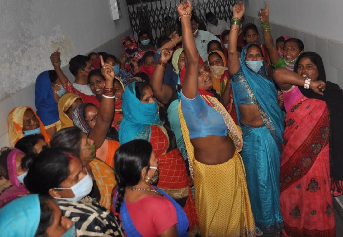 रुद्रपुर के जिला अस्पताल में नारेबाजी और हंगामा करती महिलाएं। रुद्रपुर के जिला अस्पताल में नारेबाजी और हंगामा करती महिलाएं।