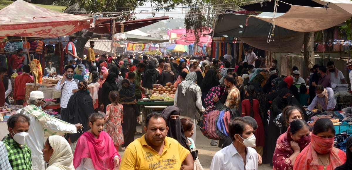 मंगल बाजार में कोरोना संक्रमण के प्रति लापरवाही कर सोशल डिस्टेन्स भूले नागरिक। मंगल बाजार में कोरोना संक्रमण के प्रति लापरवाही कर सोशल डिस्टेन्स भूले नागरिक।