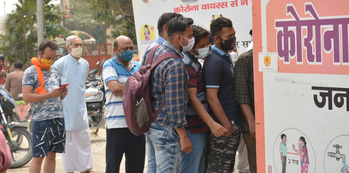 कोरोना जांच केद्र पर सैम्पल देने के लिए प्रतिक्षा करते नागरिक। कोरोना जांच केद्र पर सैम्पल देने के लिए प्रतिक्षा करते नागरिक।