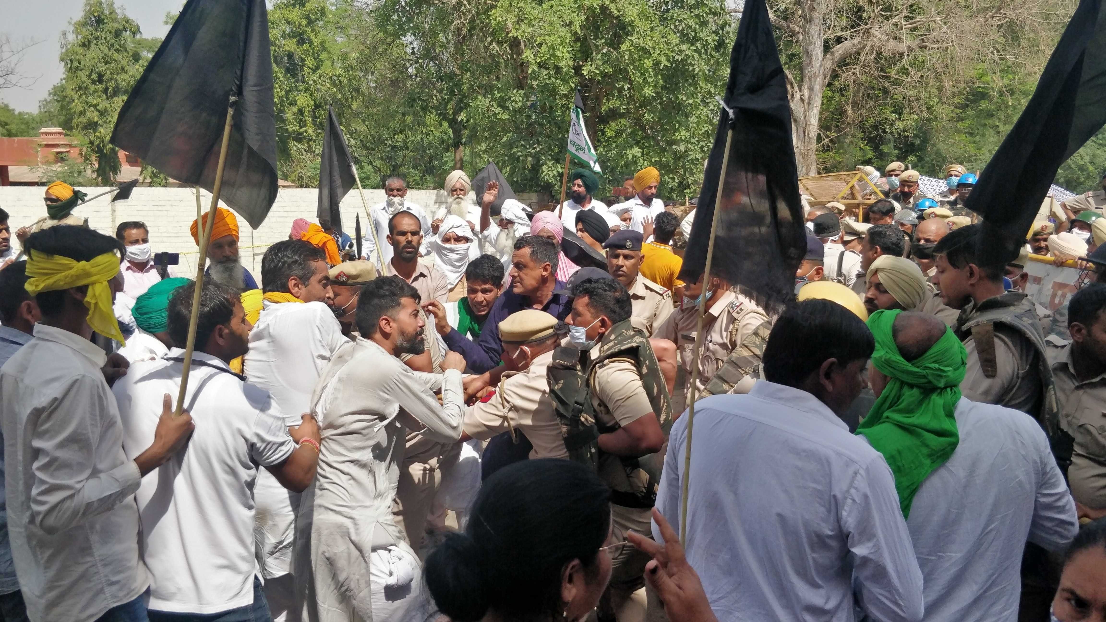 सिविल लाइन थाने के बाहर बैरिकेड पर किसानों और पुलिसकर्मियों के बीच धक्कामुक्की हुई।