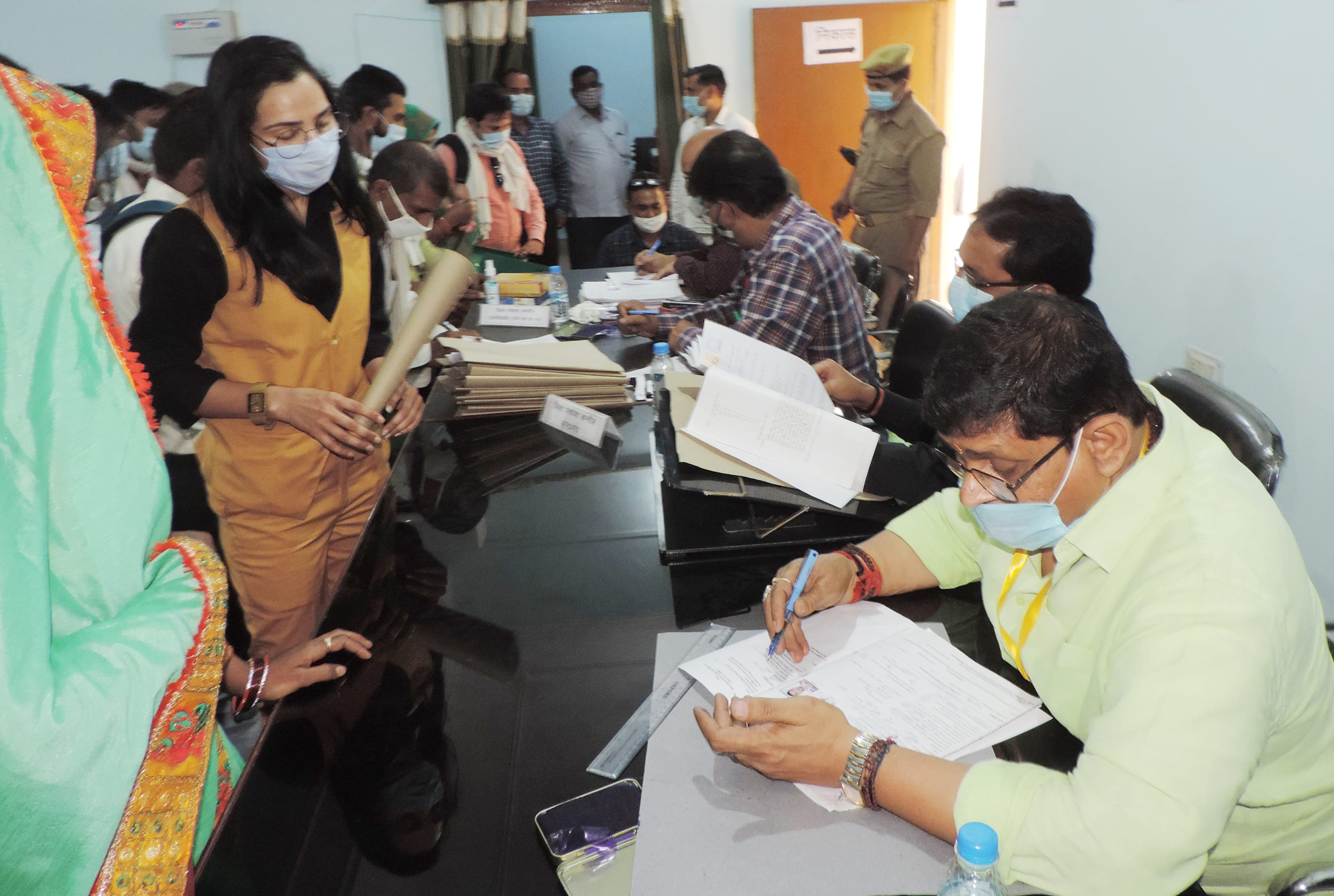 जिला पंचायत में नामांकन पत्र जमा करते उम्मीदवार। संवाद जिला पंचायत में नामांकन पत्र जमा करते उम्मीदवार। संवाद