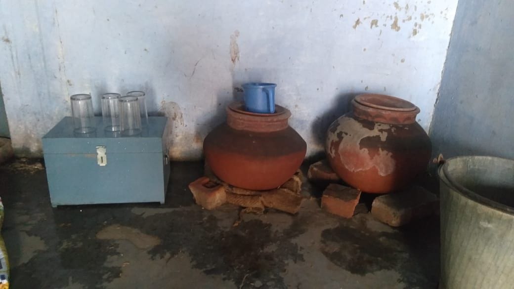 खटीमा के मंडी परिसर स्थित गेहूं क्रय केंद्र में किसानों के लिए घड़ों में रखा पानी।