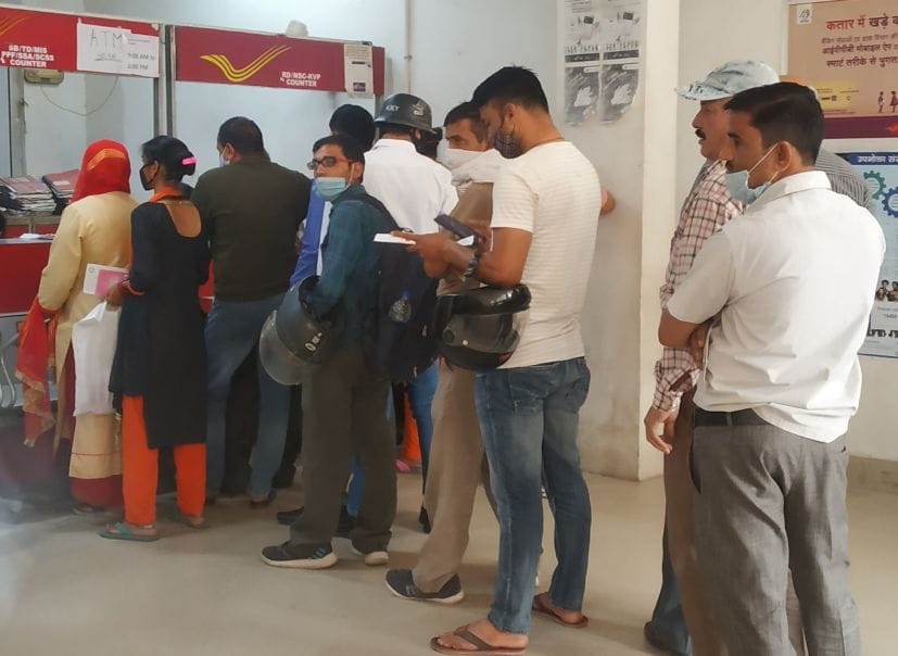 रुद्रपुर के मुख्य डाकघर में सामाजिक दूरी के नियम का उल्लंघन करते लोग।