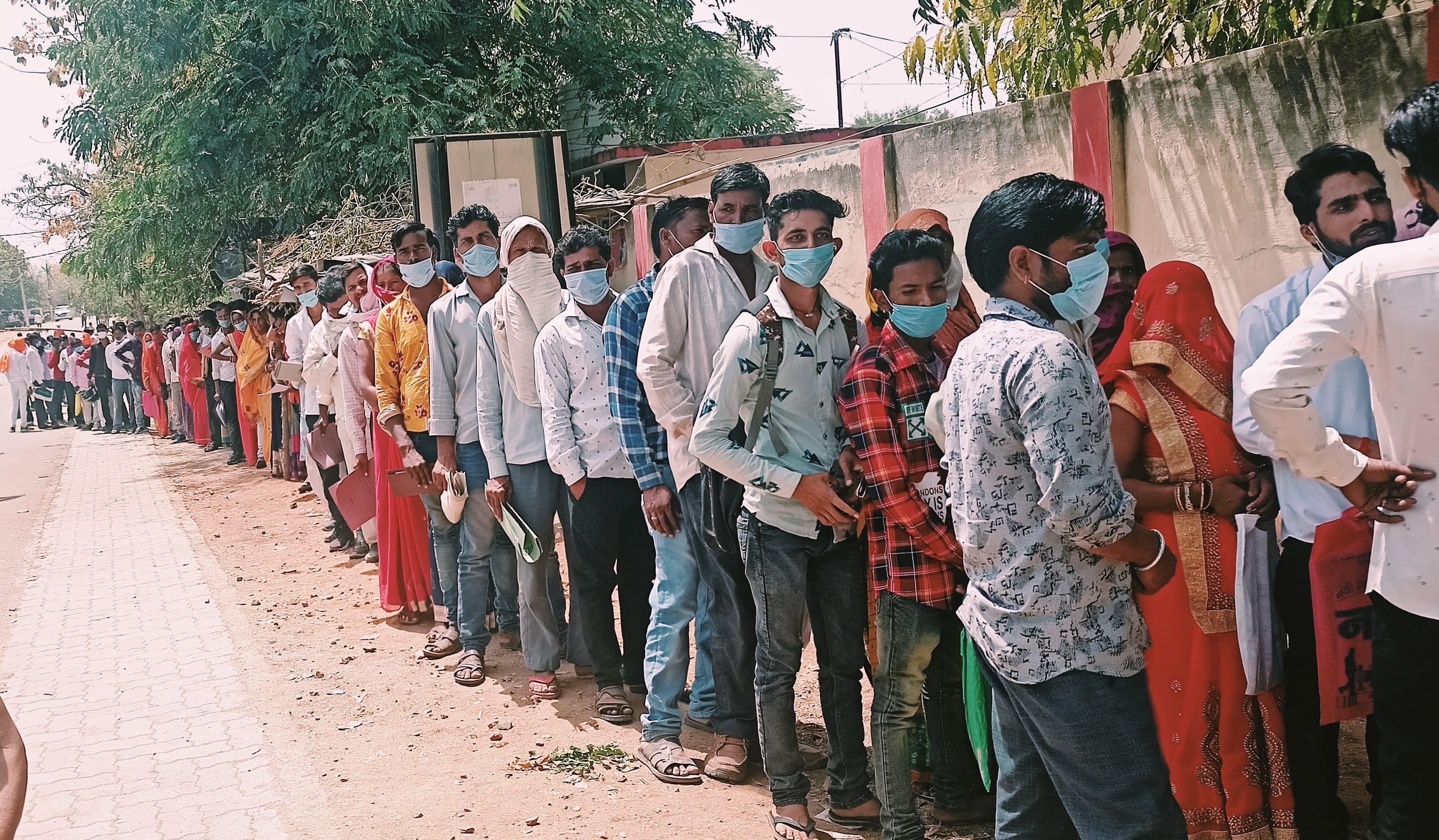 कैप्सन - 1 - नामांकन फार्म जमा करने के लिए कतार में खड़े प्रत्याशी 2 - नामांकन स्थल का निरीक्षण करते ए?