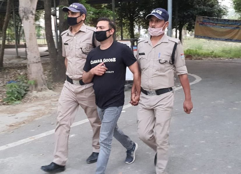 आरोपी दीपक जैन को कोर्ट में पेश करने ले जाती पुलिस।