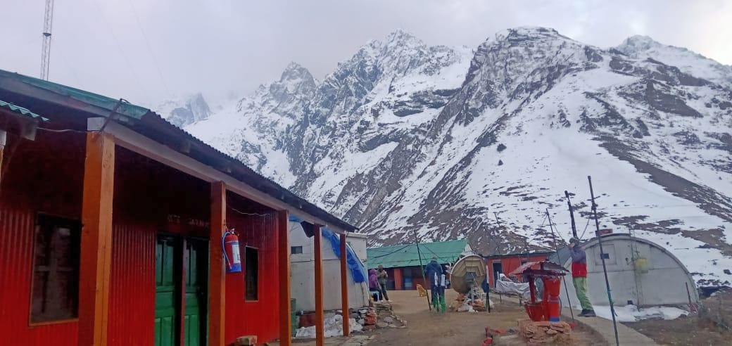 बुधवार की सुबह धारचूला के गुंजी में हुई बर्फबारी का नजारा। संवाद बुधवार की सुबह धारचूला के गुंजी में हुई बर्फबारी का नजारा। संवाद