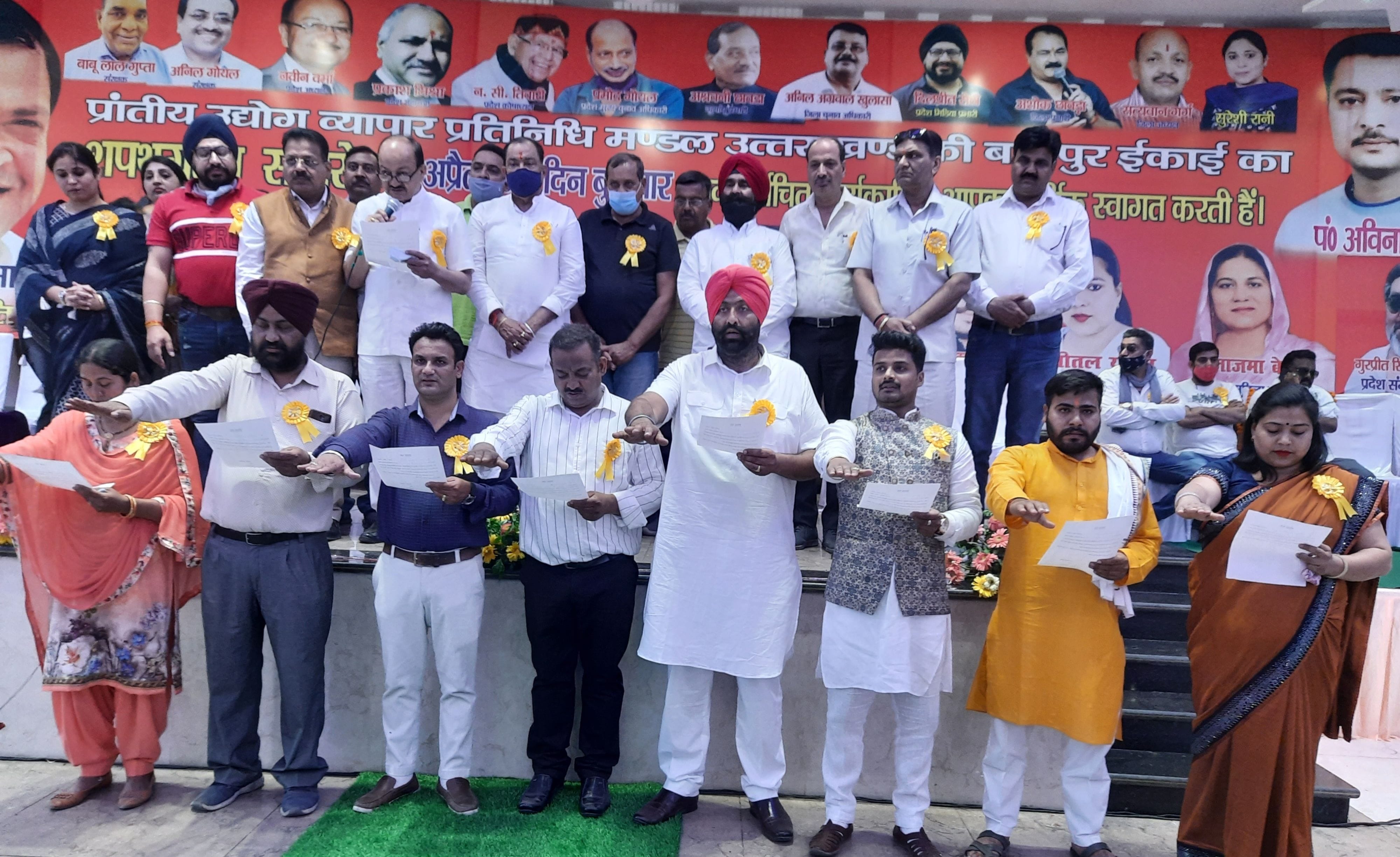 बाजपुर में नवनिर्वाचित कार्यकारिणी को शपथ दिलाते व्यापार मंडल प्रदेशाध्यक्ष और अतिथि। बाजपुर में नवनिर्वाचित कार्यकारिणी को शपथ दिलाते व्यापार मंडल प्रदेशाध्यक्ष और अतिथि।