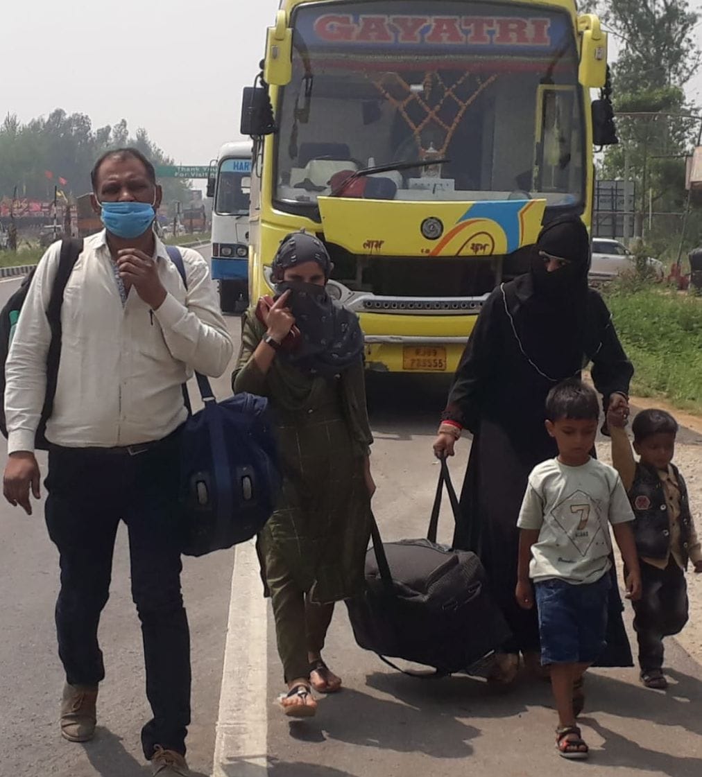 पुरकाजी बार्डर पर पैदल जाते यात्री।