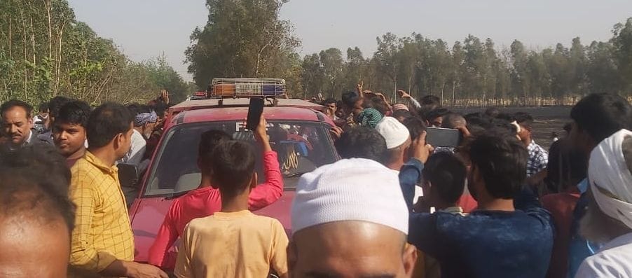 फायर बिग्रेड की गाड़ी का घेराव करते उग्र किसान।