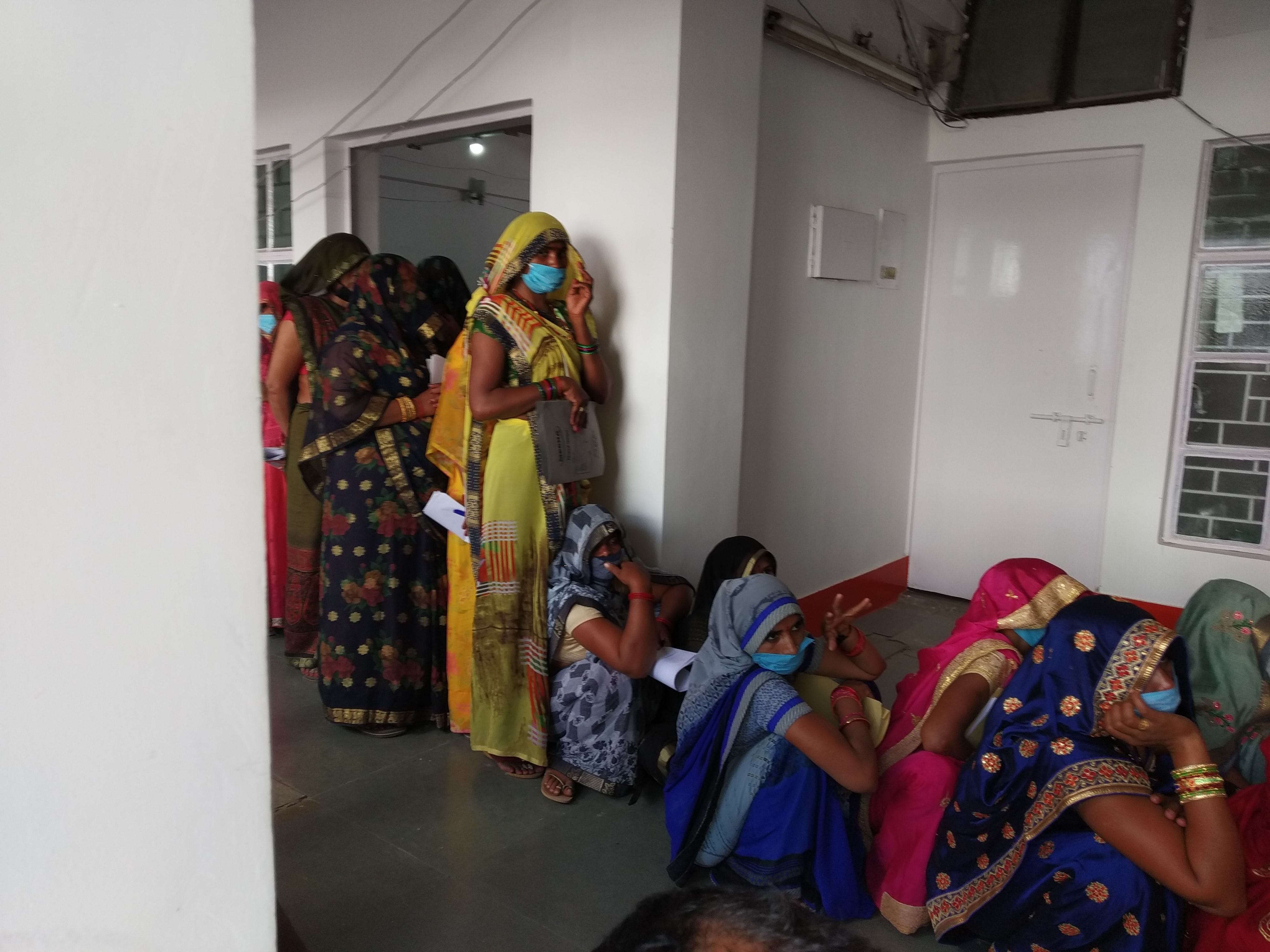 कलक्ट्रेट में अपर जिलाधिकारी न्यायालय में नामांकन पत्र भरने के लिए अपनी बारी का इंतजार करती महि?
