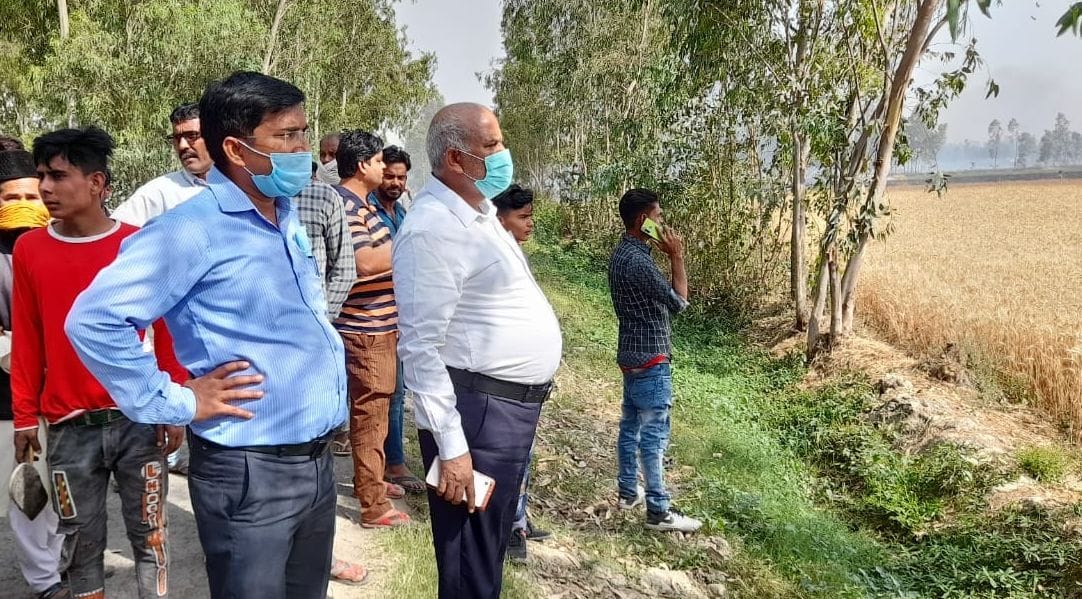 गेहूं के खेतों में लगी आग की सूचना पर पहुंचे अधिकारी।