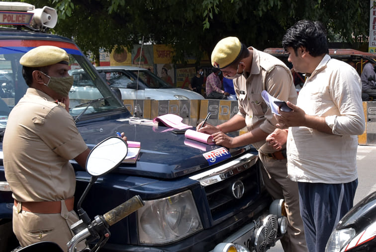 जिला अस्पताल चौक पर बिना मास्क के घूम रहे लोगो का चालान करती पुलिस