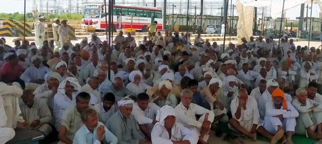 खटकड़ टोल के पास धरने पर बैठे किसान। संवाद खटकड़ टोल के पास धरने पर बैठे किसान। संवाद