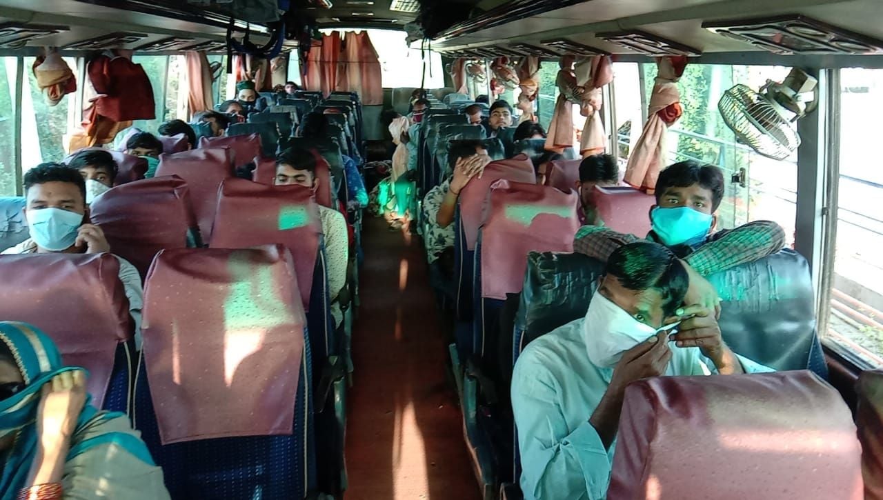 नेशनल हाईवे पर दूसरी बस में बैठे मजदूर नेशनल हाईवे पर दूसरी बस में बैठे मजदूर
