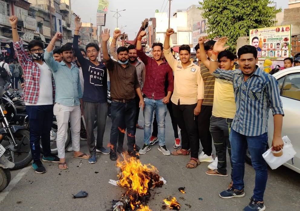 शामली शिव चौक पर पुतला जलाते अखिल भारतीय विद्यार्थी परिषद के कार्यकर्ता