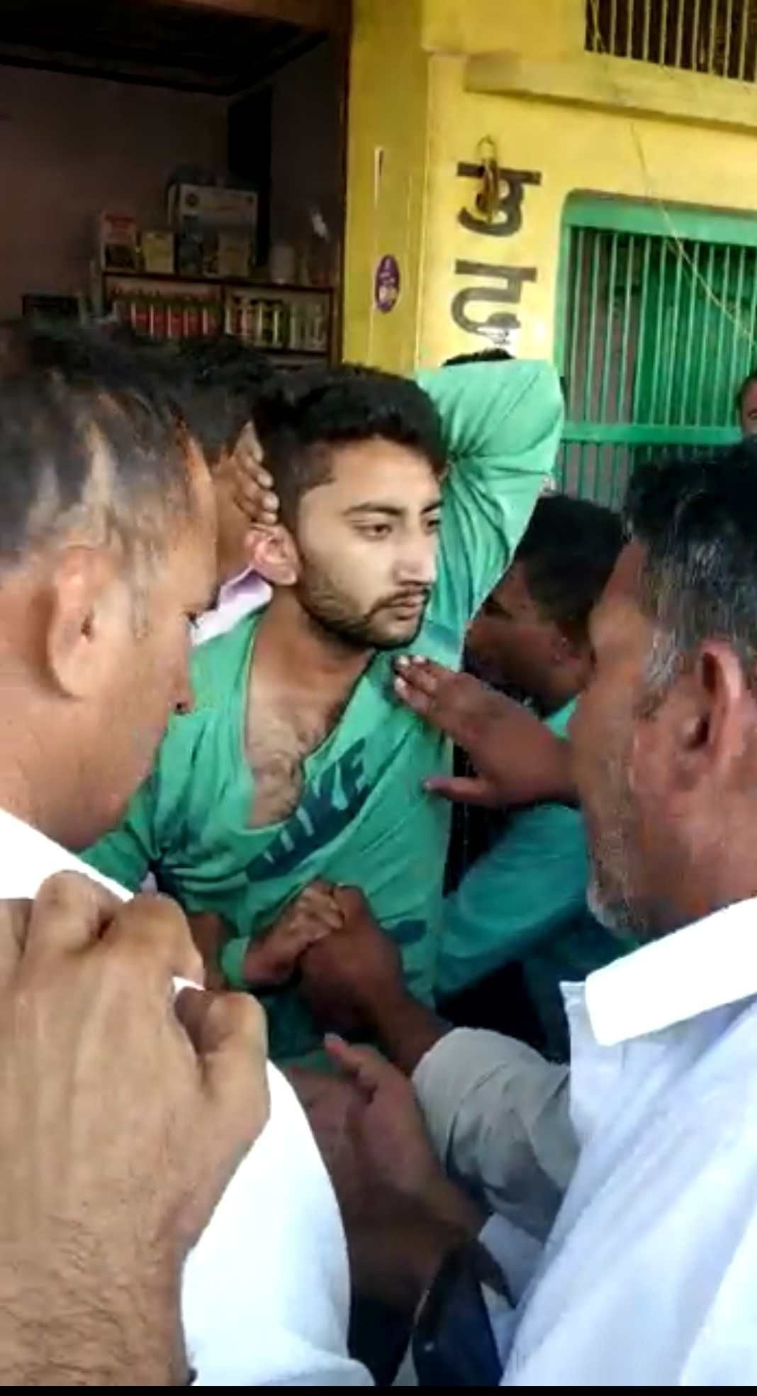 लोगों की गिरफ्त में महिला पर हमला करने वाला युवक। संवाद लोगों की गिरफ्त में महिला पर हमला करने वाला युवक। संवाद