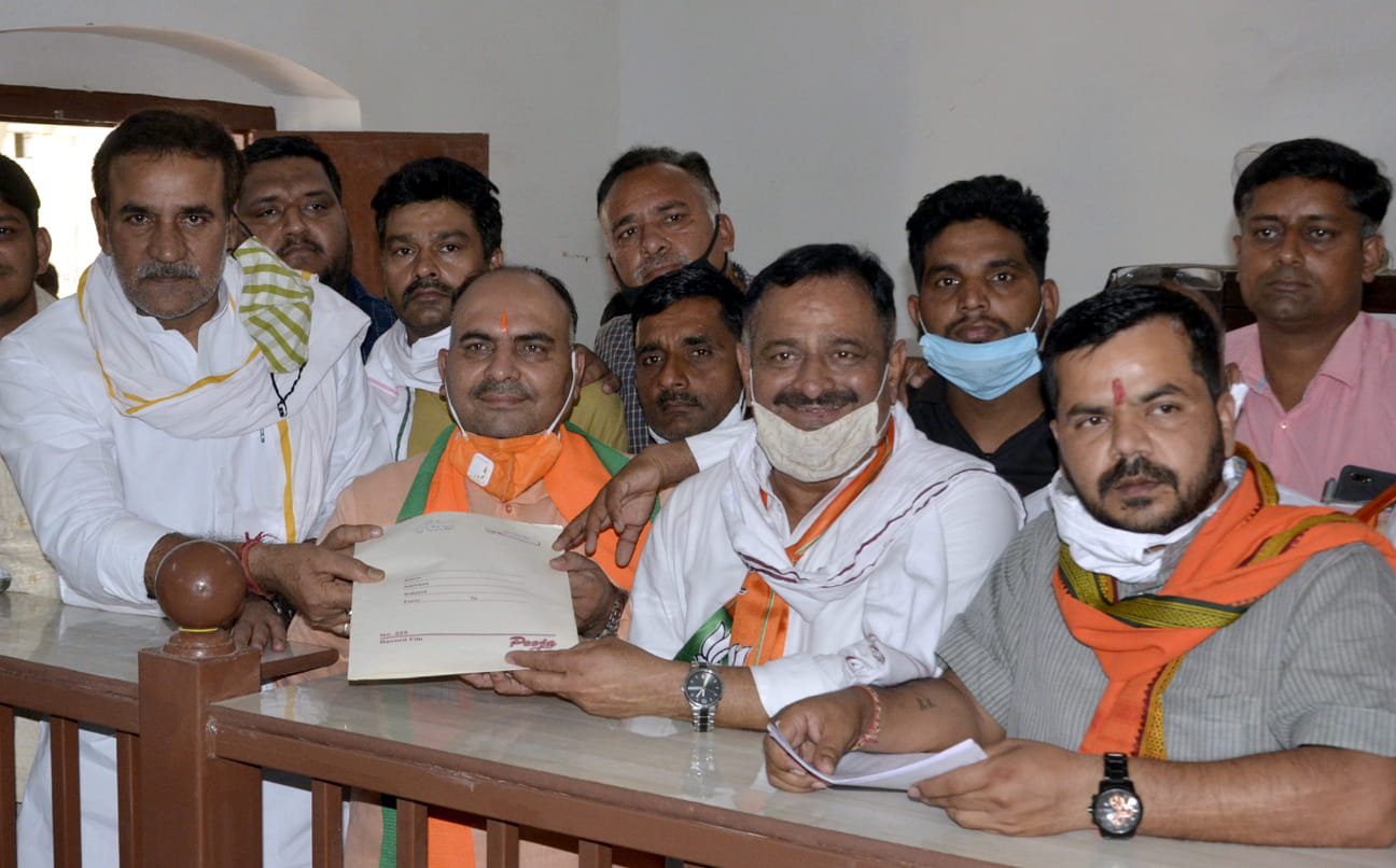 जिला पंचायत सदस्य के लिए यशपाल पंवार का नामाकंन दाखिल कराते विधायक उमेश मलिक व जिलाध्यक्ष विजय श? जिला पंचायत सदस्य के लिए यशपाल पंवार का नामाकंन दाखिल कराते विधायक उमेश मलिक व जिलाध्यक्ष विजय श?