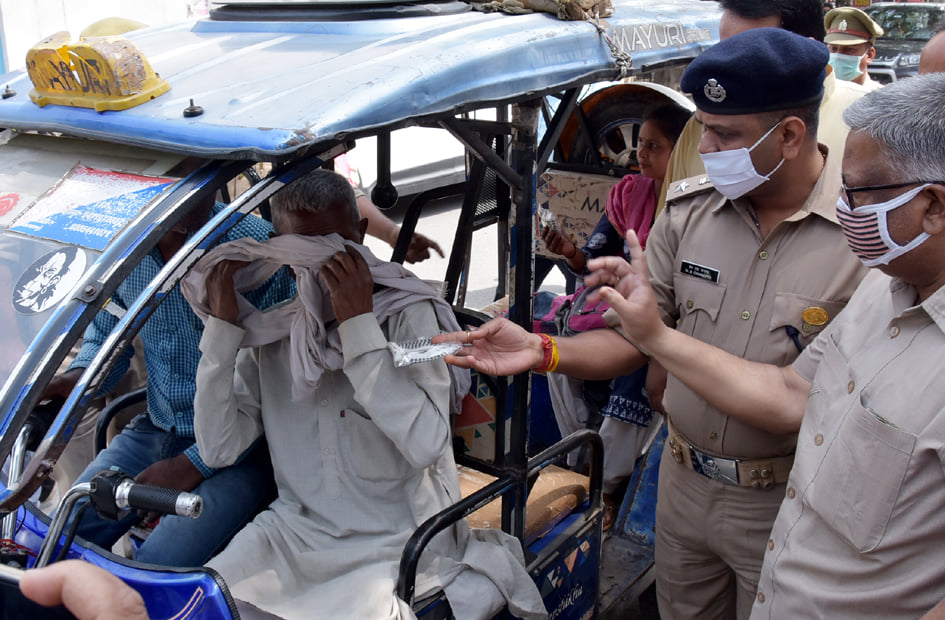 पुलिस लाइन रोड़ पर बिना मास्क के ई रिक्सा में बैठे लोगो को मास्क वितरित करते एसएसपी पुलिस लाइन रोड़ पर बिना मास्क के ई रिक्सा में बैठे लोगो को मास्क वितरित करते एसएसपी