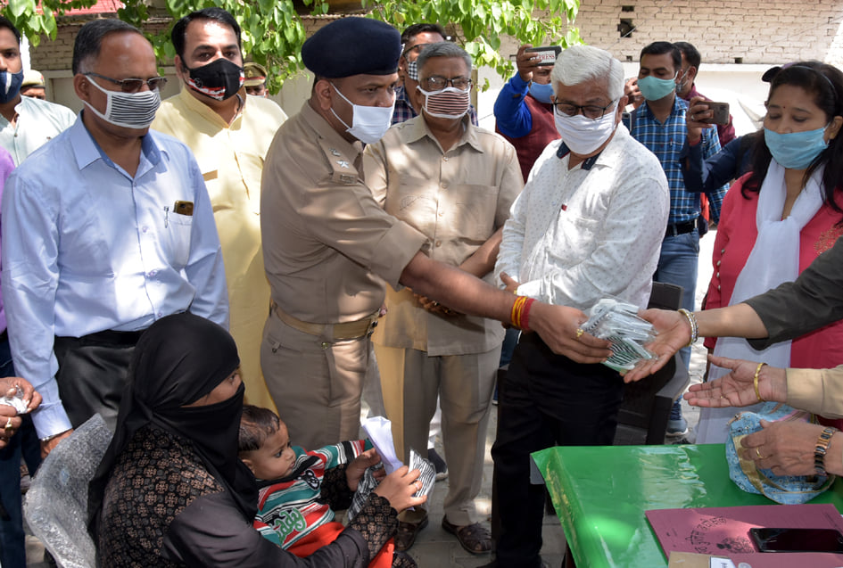 पुलिस लाइन में महिलाओं को मास्क वितरित करते एसएसपी व व्यापारी पुलिस लाइन में महिलाओं को मास्क वितरित करते एसएसपी व व्यापारी